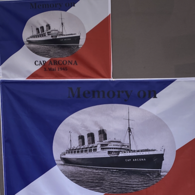 Bild vergr&ouml;&szlig;ern: Im Rahmen eines Sch�ler-Projektes hat die Cap-Arcona-Erinnerung nun auch eine eigene Flagge