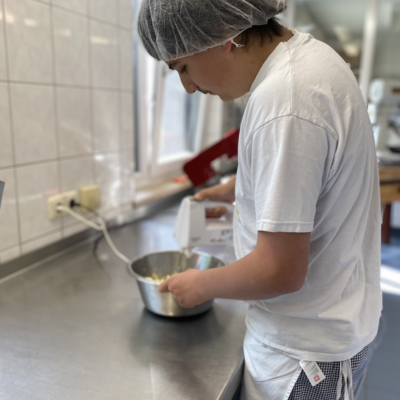 Bild vergr&ouml;&szlig;ern: In ordentlicher Arbeitskleidung backt es sich schon recht professionell. Kekse, Kuchen und Pizza stehen auf dem Programm