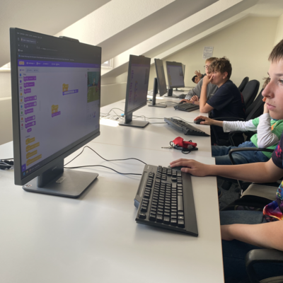 Bild vergr&ouml;&szlig;ern: Fokussiert bei der Sache - im "Scratch"-Programm kann man sich verwirklichen - das kommt an!