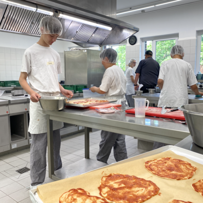 Bild vergr&ouml;&szlig;ern: In der Gro�k�che wird flei�ig vorbereitet, schlie�lich wird das Mittagessen selbst verzehrt und k�nnte alle im Job B arbeitenden Personen versorgen