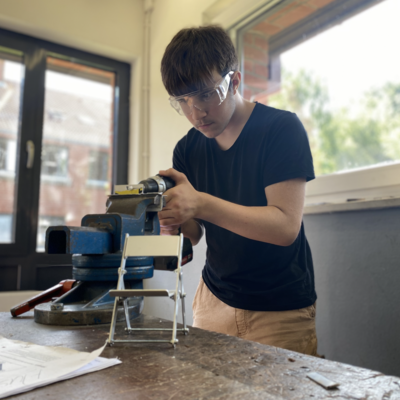 Bild vergr&ouml;&szlig;ern: Bei den Metallbauern wurden aus Aluminiumplatten ganz feine Handyst�hle gebaut