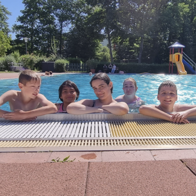 Bild vergr&ouml;&szlig;ern: K�hles Nass bei 30 Grad Au�entemperatur - so macht Schule Spa�