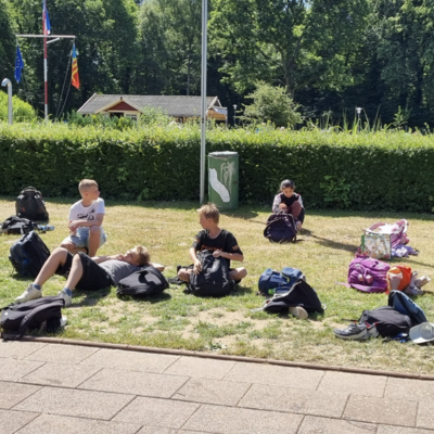 Bild vergr&ouml;&szlig;ern: Nach dem Schwimmen war k�hler Schatten angesagt, denn eine so warme Schwimmwoche hatten wir noch nie