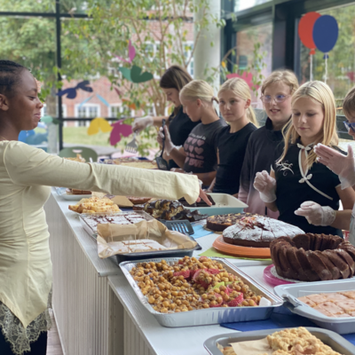 Bild vergr&ouml;&szlig;ern: Das ansprechende Kuchenbuffet wurde von den 6. Klassen organisiert und umgesetzt
