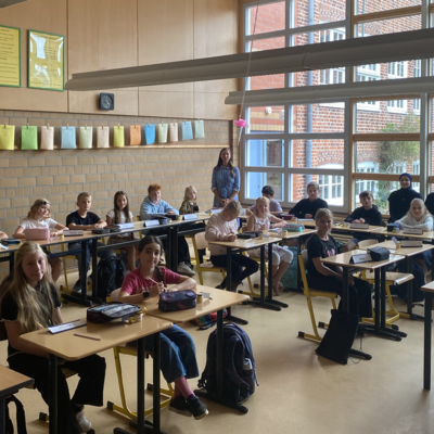 Bild vergr&ouml;&szlig;ern: Das erste Mal in der neuen Klasse an der weiterf�hrenden Schule sitzen - mit Sicherheit ein spannender Moment - f�r Sch�ler und Lehrkr�fte