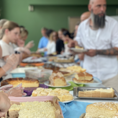 Bild vergr&ouml;&szlig;ern: Das reichhaltige Kuchenbuffet wurde sehr gut angenommen und in der Mensa fanden sich die Eltern mit Teilen der Lehrkr�fte ein, um letzte Fragen zu kl�ren oder einfach einen ersten Plausch zu f�hren