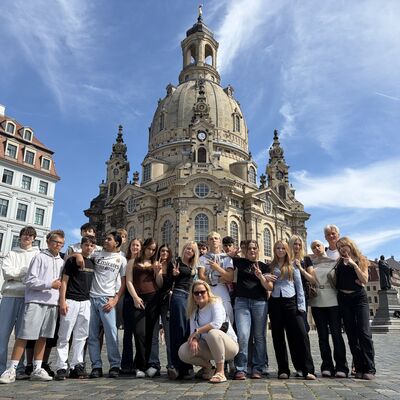 Bild vergr&ouml;&szlig;ern: Vor der Frauenkirche lie� man sich gerne fotographieren