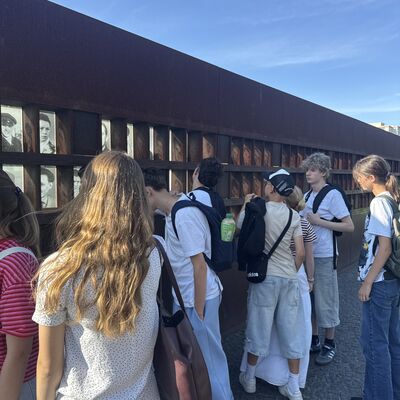 Bild vergr&ouml;&szlig;ern: Gedenkst�tten geh�ren auch dazu - sie erweiterten den Horizont vieler Sch�lerinnen und Sch�ler
