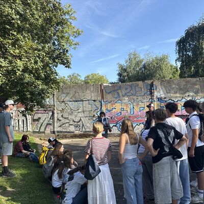 Bild vergr&ouml;&szlig;ern: Die Sch�lerinnen und Sch�ler lie�en die Gedenkst�tte auf sich wirken