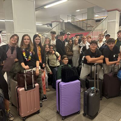 Bild vergr&ouml;&szlig;ern: Auf gepackten Koffern - Anreise und Abreise geh�ren zu Klassenfahrten dazu -nicht alle hatten das Gl�ck, dass die Z�ge p�nktlich waren