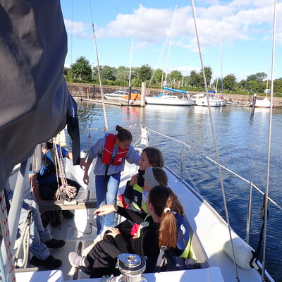 Bild vergr&ouml;&szlig;ern: In Hafenn�he war es ruhig und nahezu windstill - auch so kann man Segeln mal genie�en