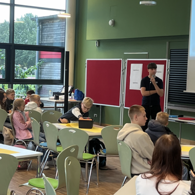 Bild vergr&ouml;&szlig;ern: In der Mensa widmeten sich die Klassensprecherinnen und Klassensprecher der Demokratie